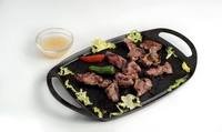 Pastramă de oaie cu mămăligă și mujdei